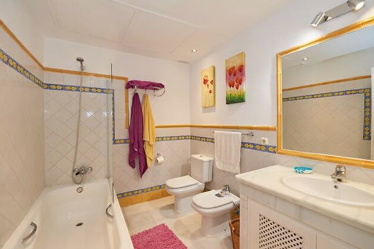 Wohnung in erste Strandlinie in Casares — Bad