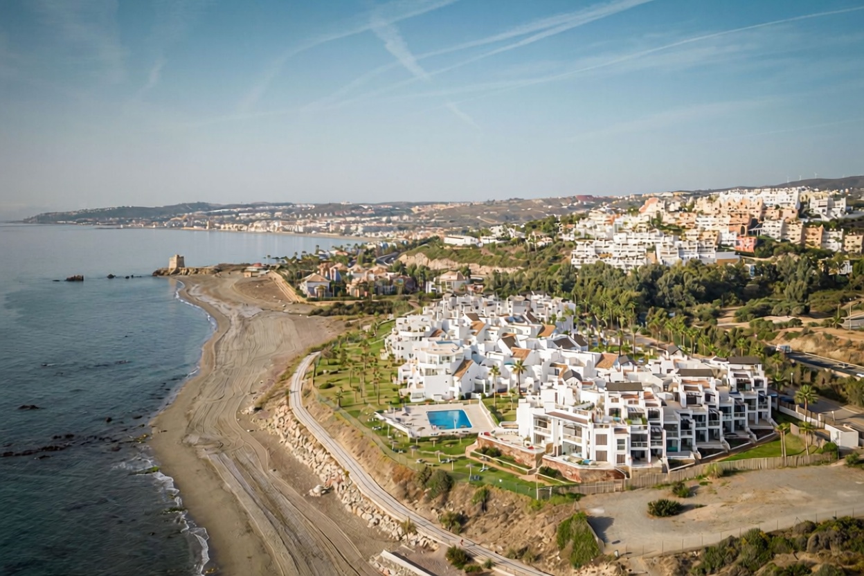 Beachfront flat in Casares — Sea view