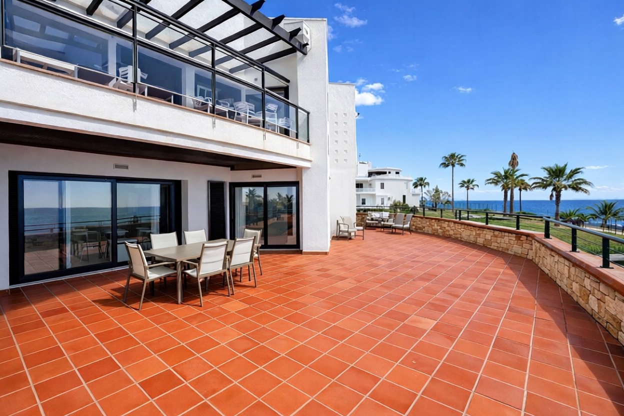 Beachfront flat in Casares