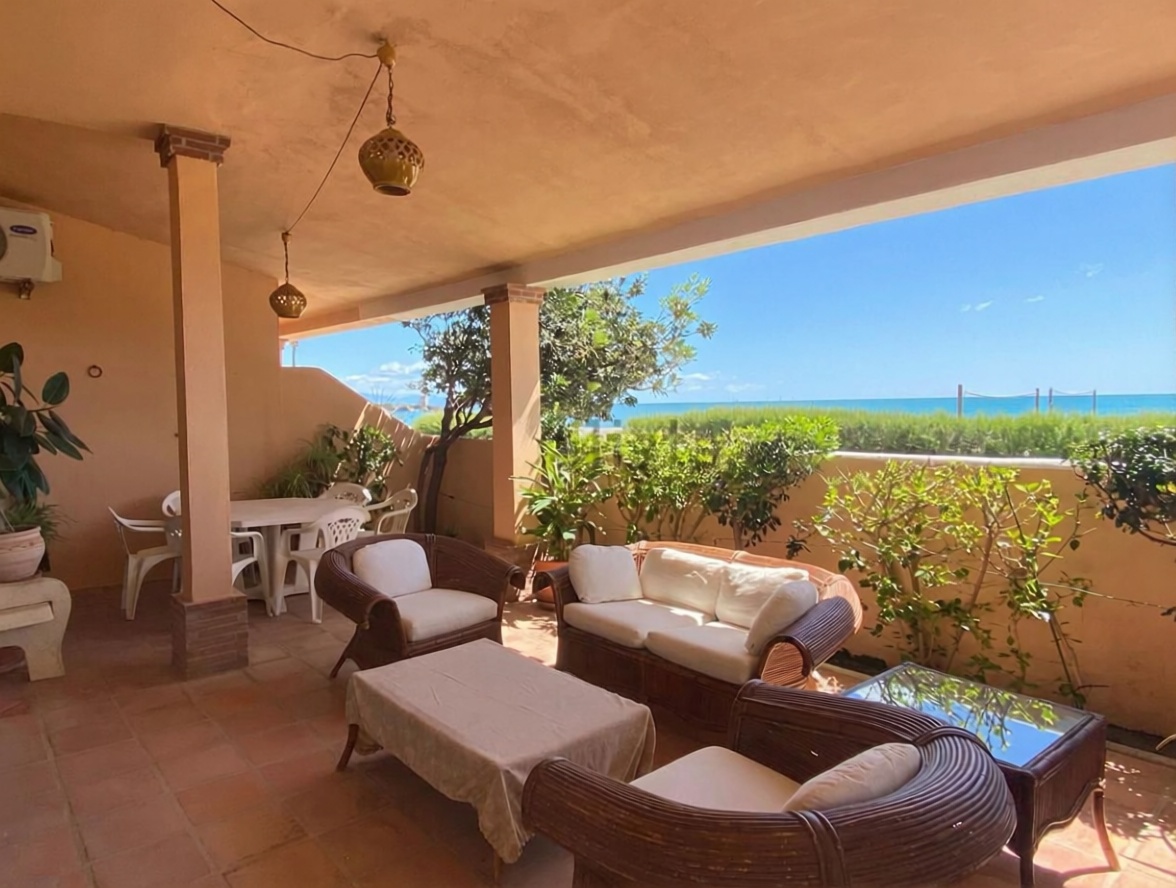 Chalet with direct beach access in Casares