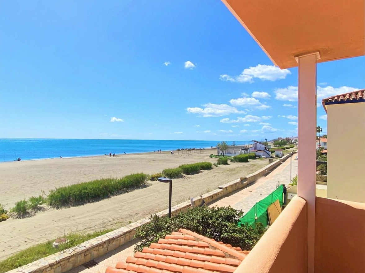 Chalet with direct beach access in Casares — Sea view