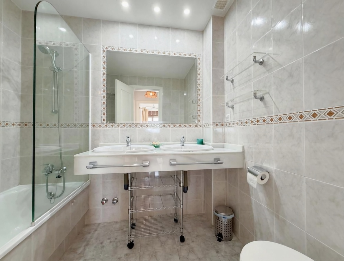 Chalet with direct beach access in Casares — Bathroom