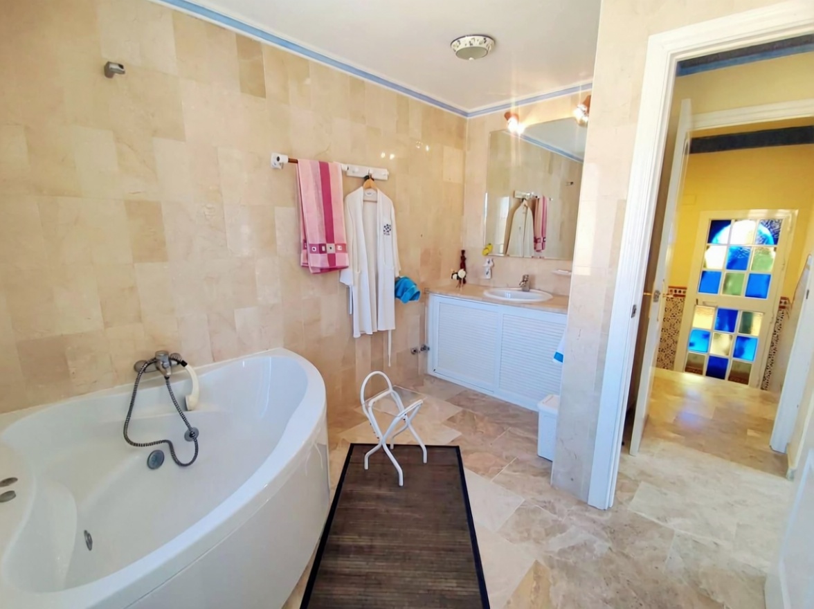 Chalet with direct beach access in Casares — Bathroom