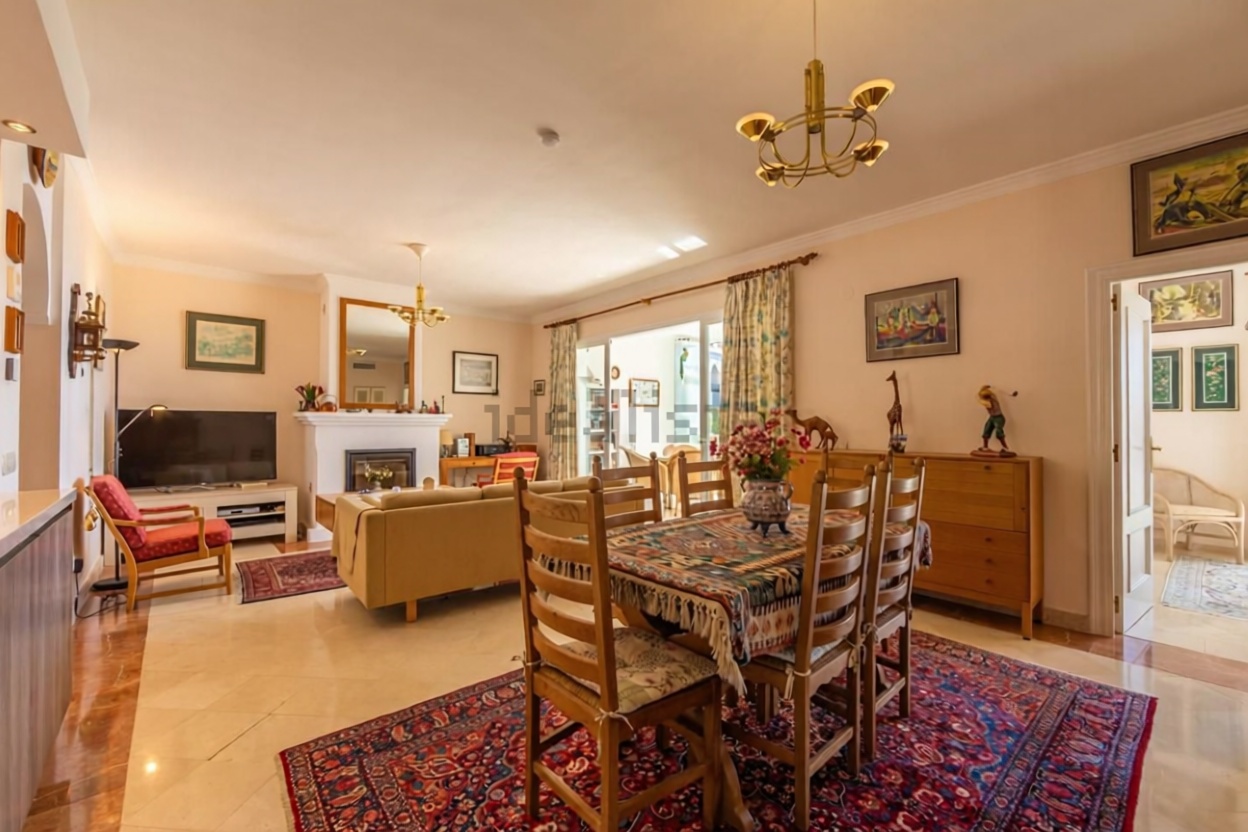 Beachfront flat in Casares — Living room