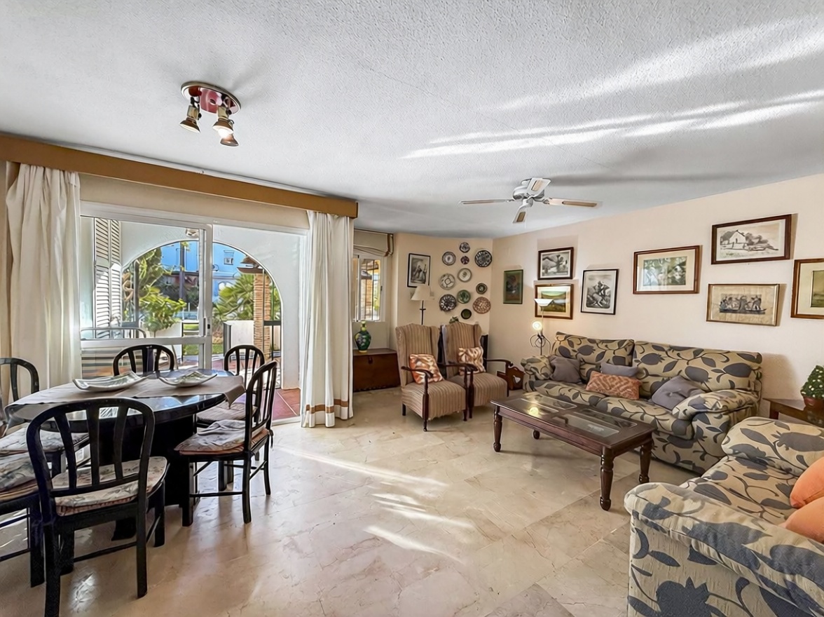 Chalet with direct beach access in Casares — Living room