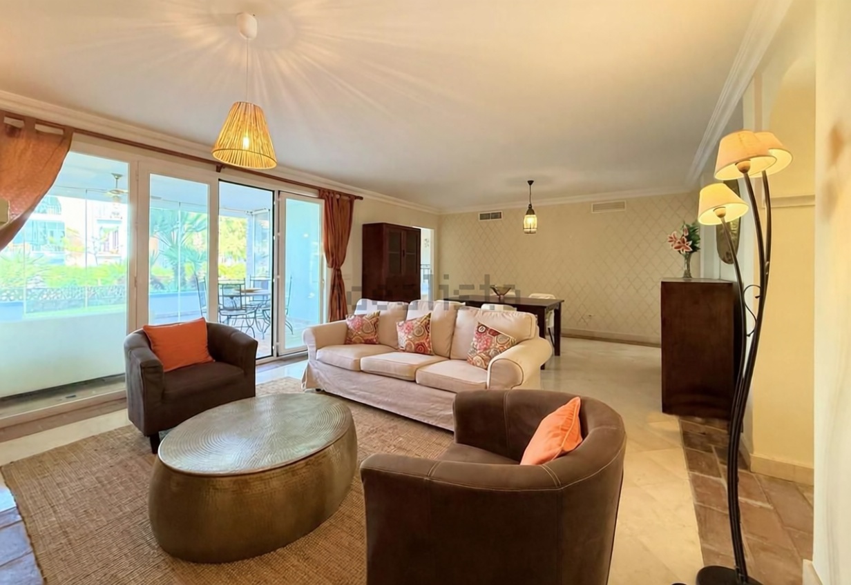 Beachfront flat in Casares — Living room