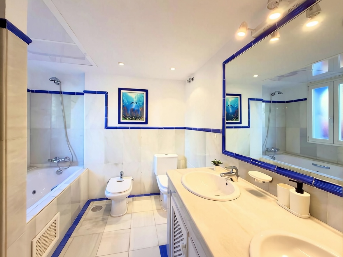 Beachfront flat in Casares — Bathroom