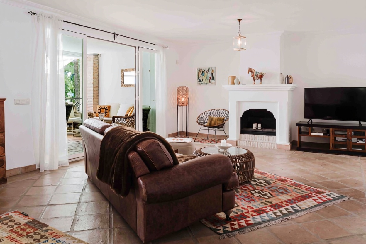 Beachfront flat in Casares — Living room