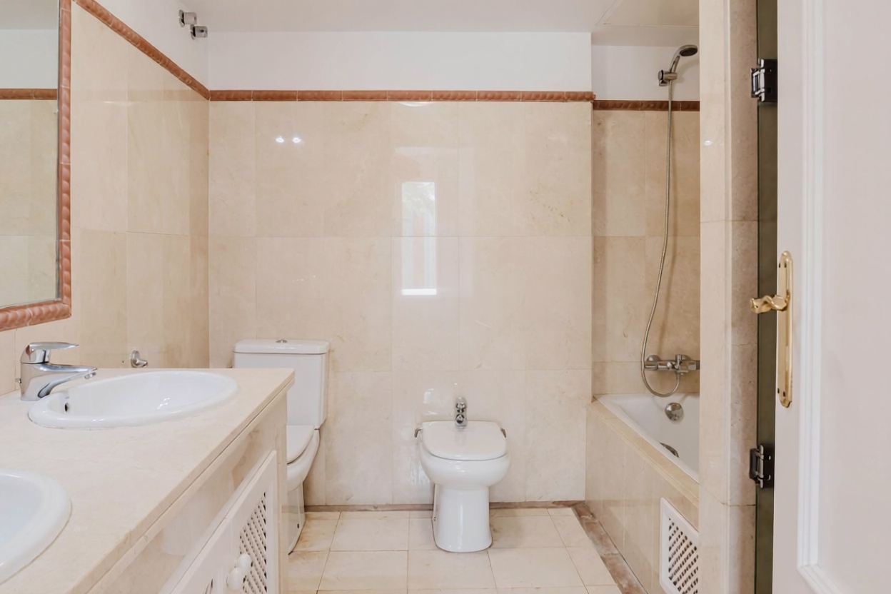 Beachfront flat in Casares — Bathroom