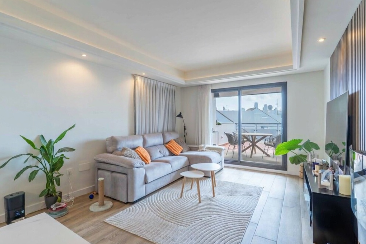 Beachfront duplex in Casares — Living room