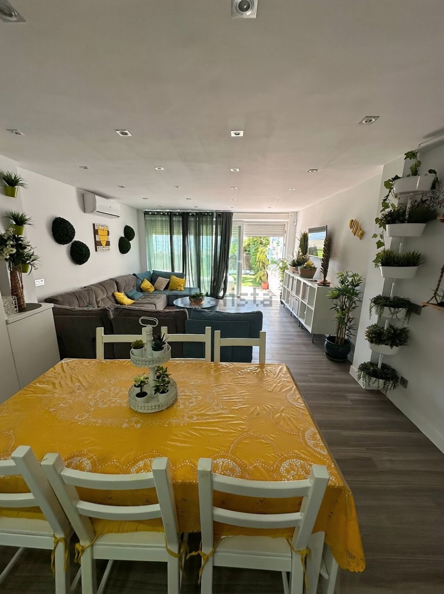 Beachfront flat in Casares — Living room