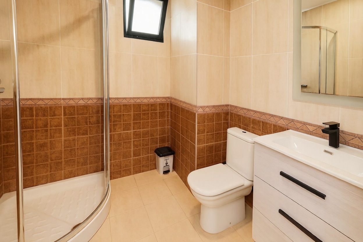 Chalet with direct beach access in Casares — Bathroom