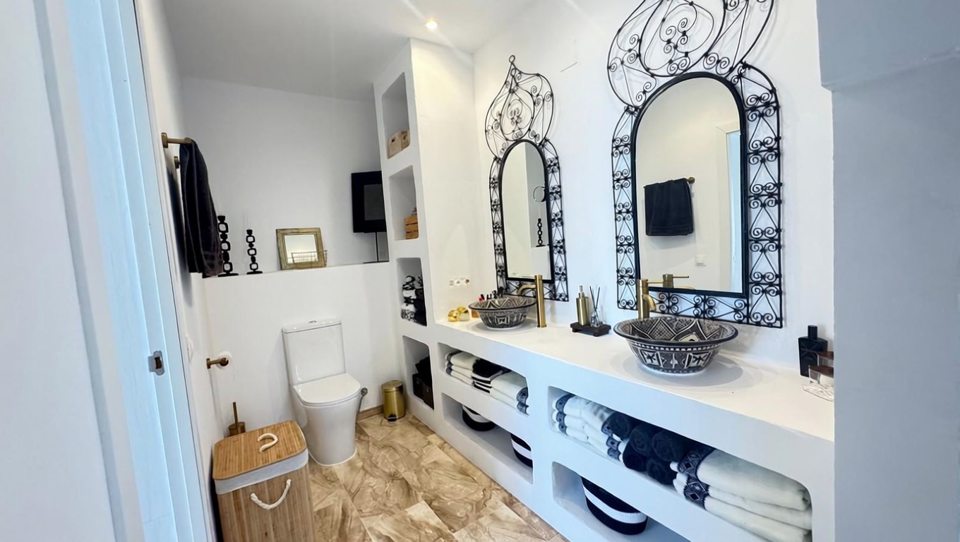 Chalet with direct beach access in Manilva — Bathroom