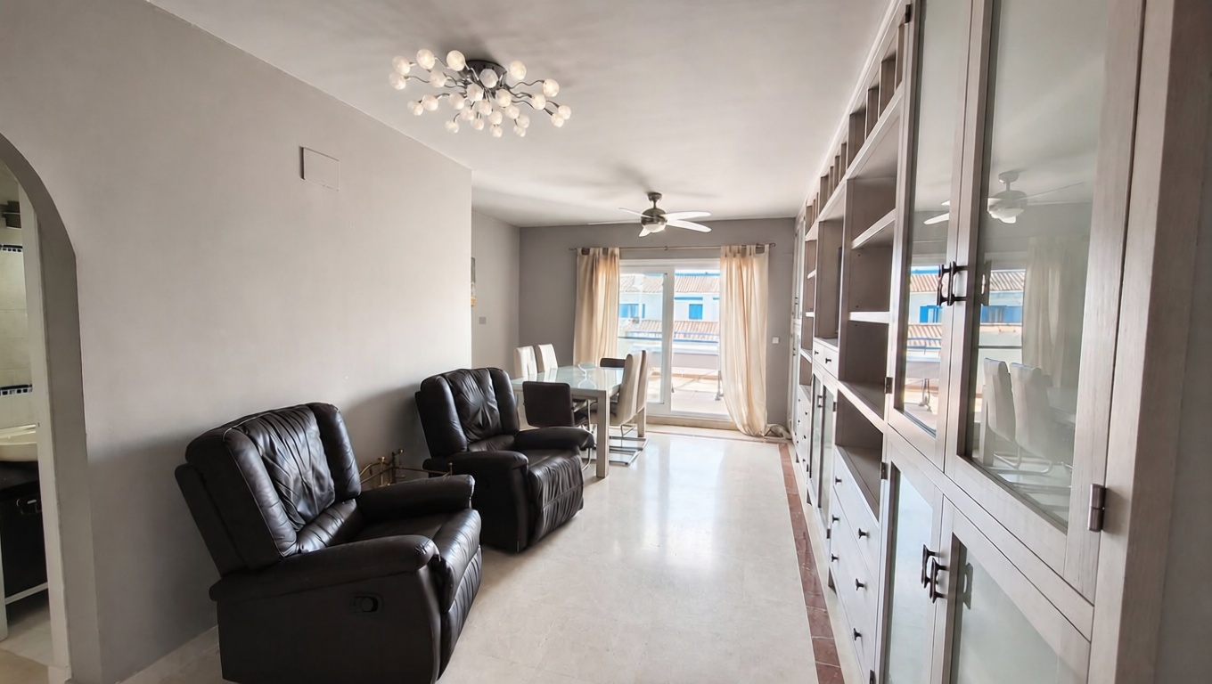 Appartement en attique en première ligne de mer à Manilva — Séjour