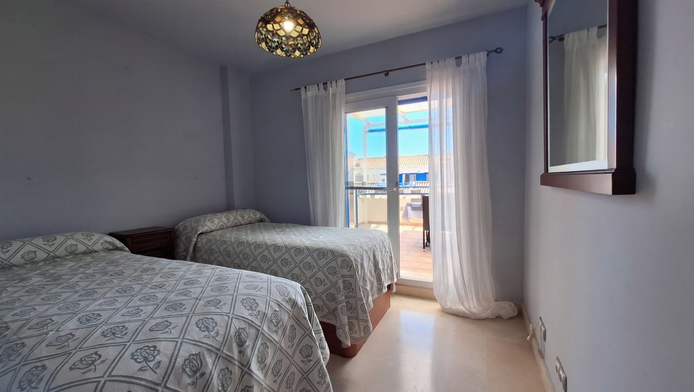 Appartement en attique en première ligne de mer à Manilva — Chambre