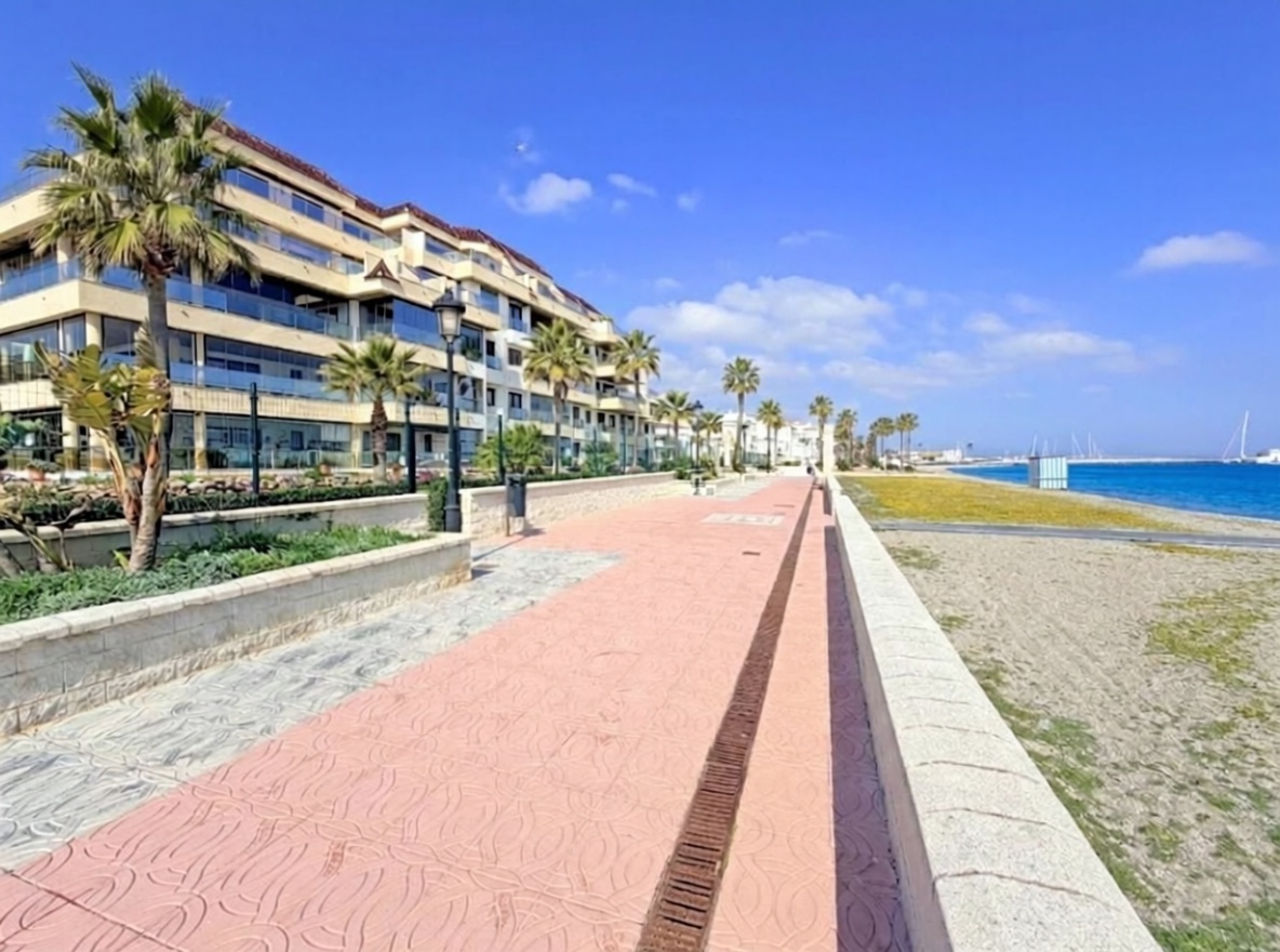 Beachfront flat in Puerto de la Cruz — Sea view