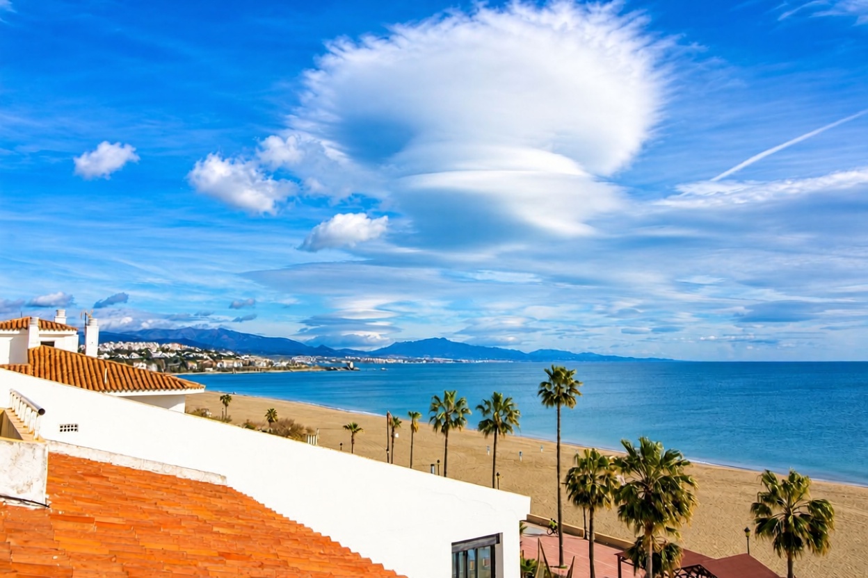 Beachfront duplex in Manilva — Sea view