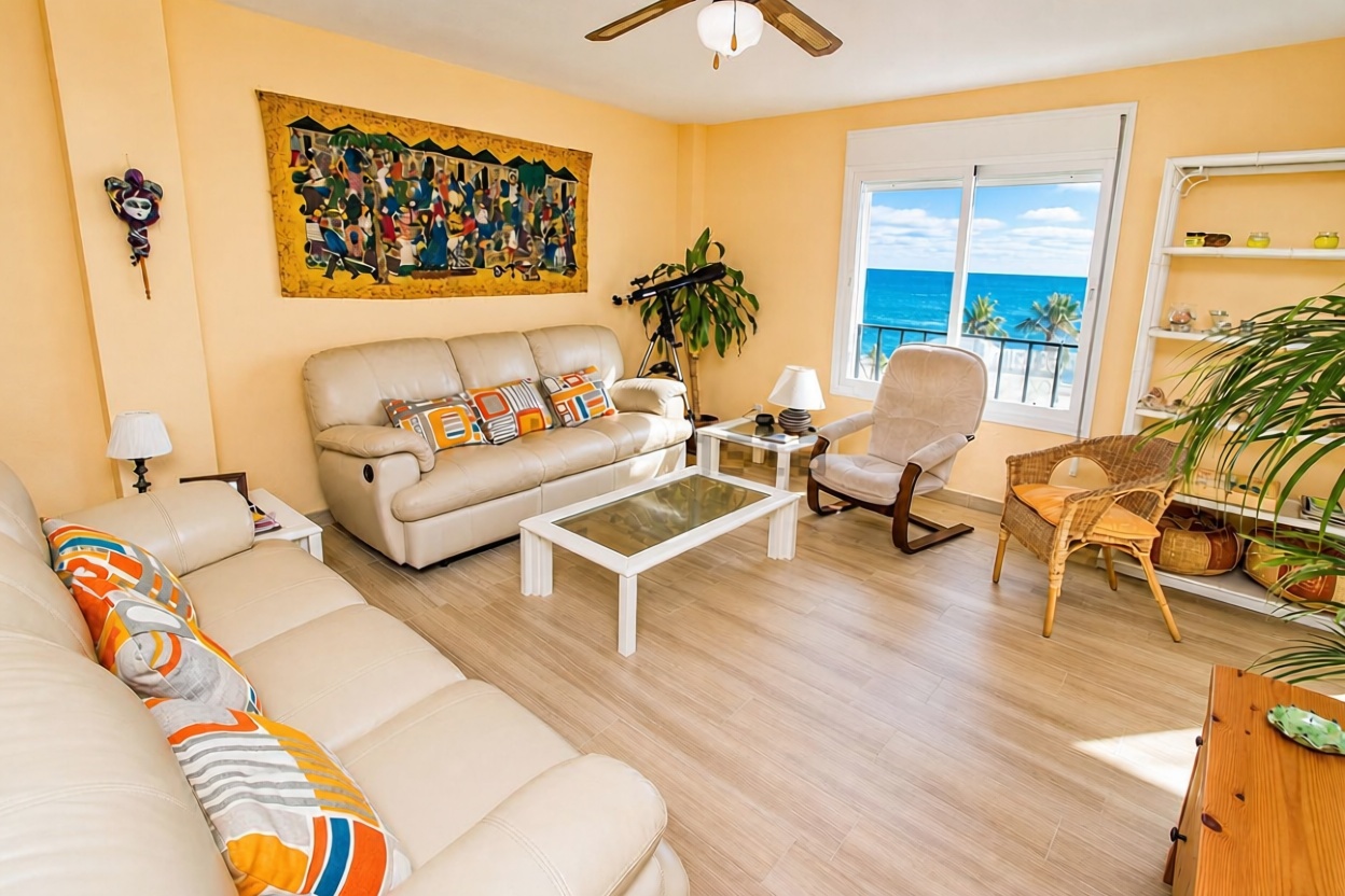 Beachfront duplex in Manilva — Living room