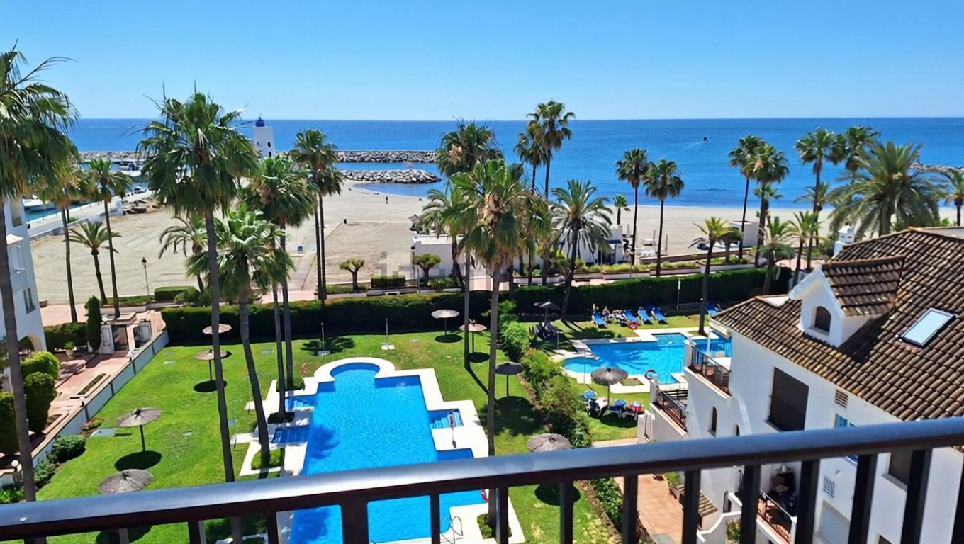 Beachfront flat in Manilva