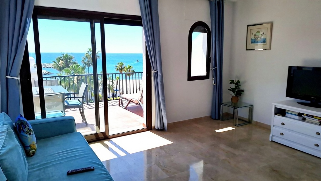 Beachfront flat in Manilva — Living room