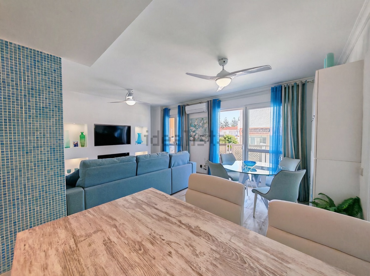 Beachfront flat in Manilva — Living room