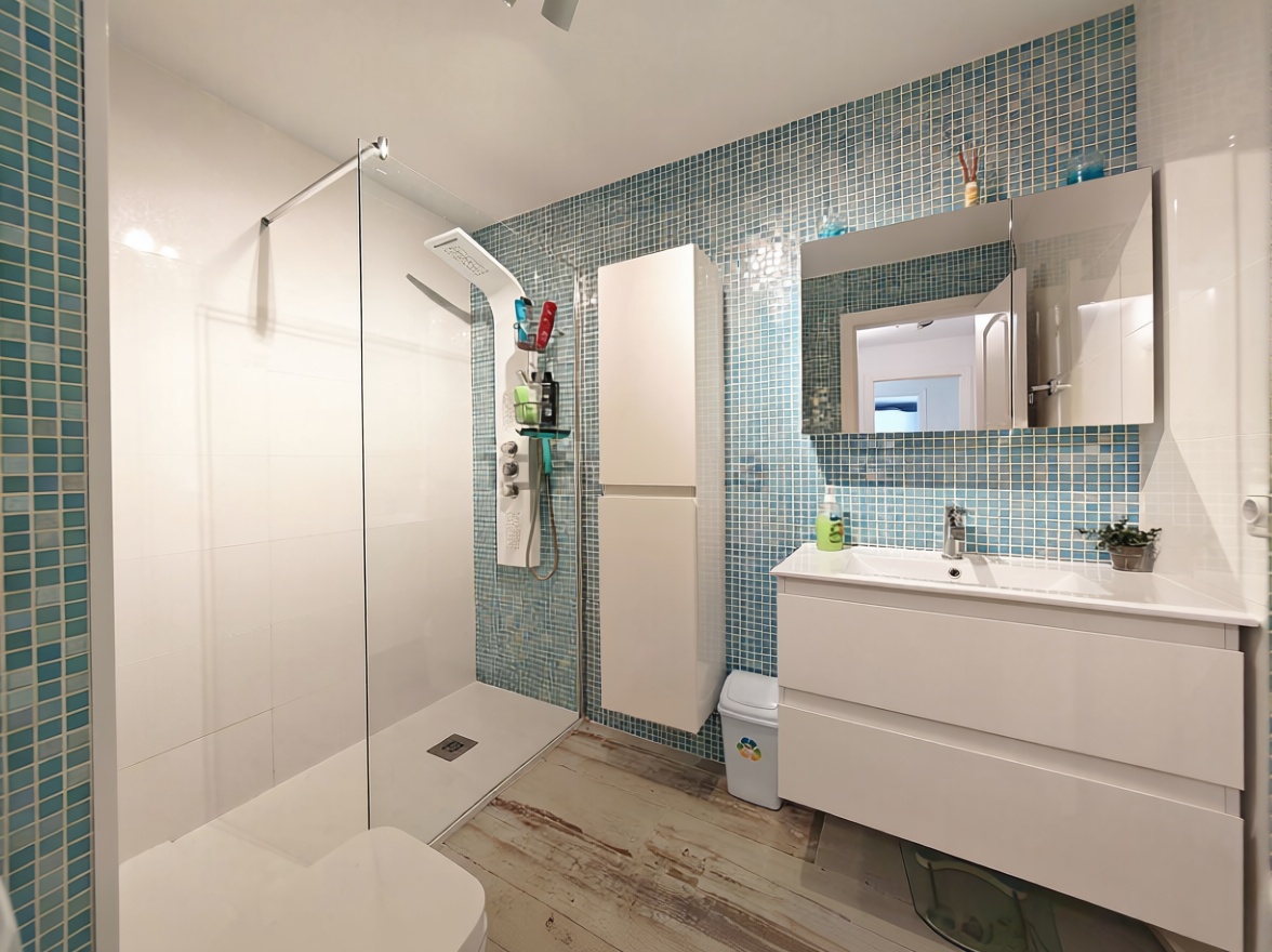Beachfront flat in Manilva — Bathroom