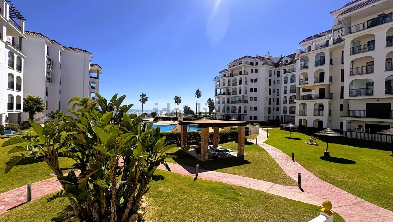 Beachfront flat in Manilva — Sea view