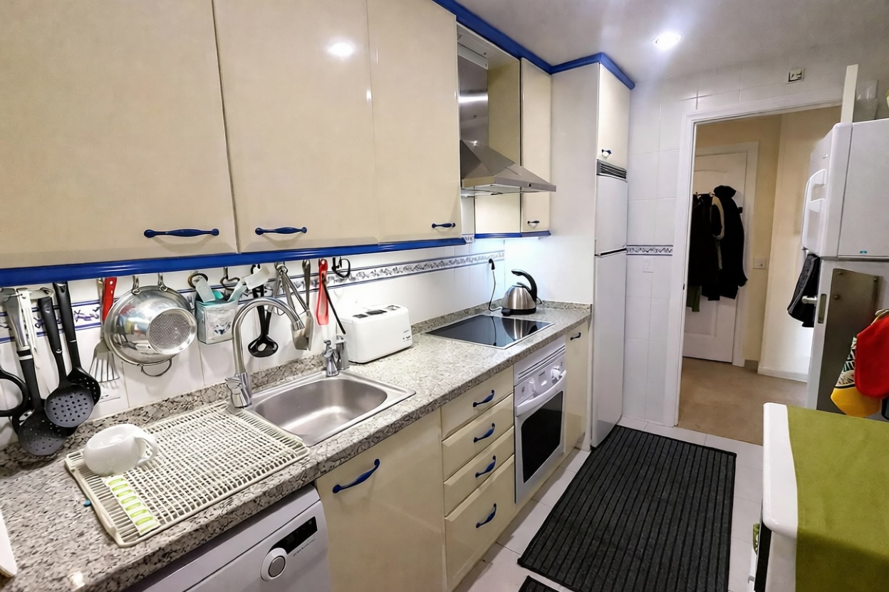 Beachfront flat in Manilva — Kitchen