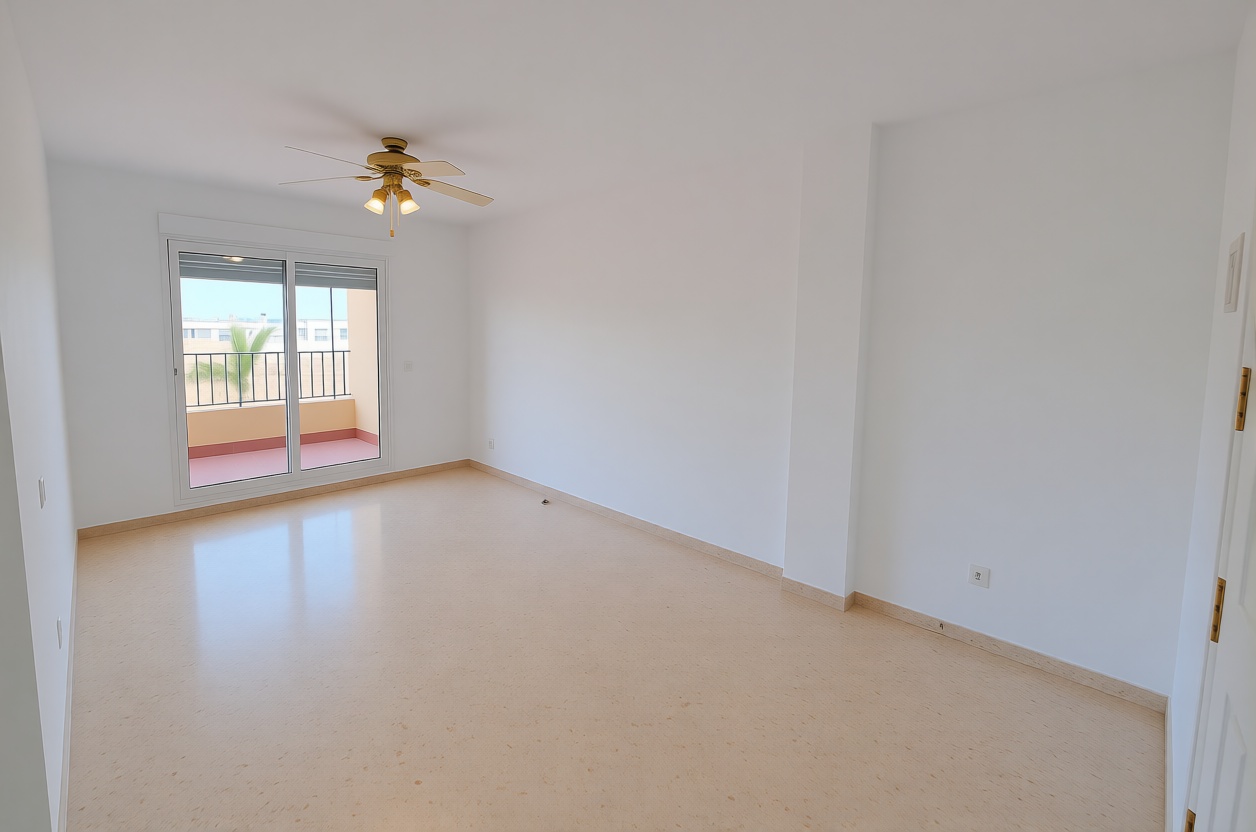 Beachfront flat in Manilva — Living room