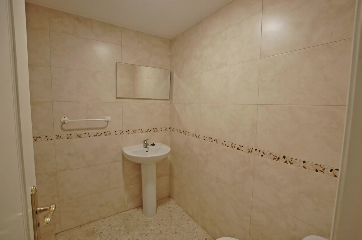 Beachfront flat in Manilva — Bathroom