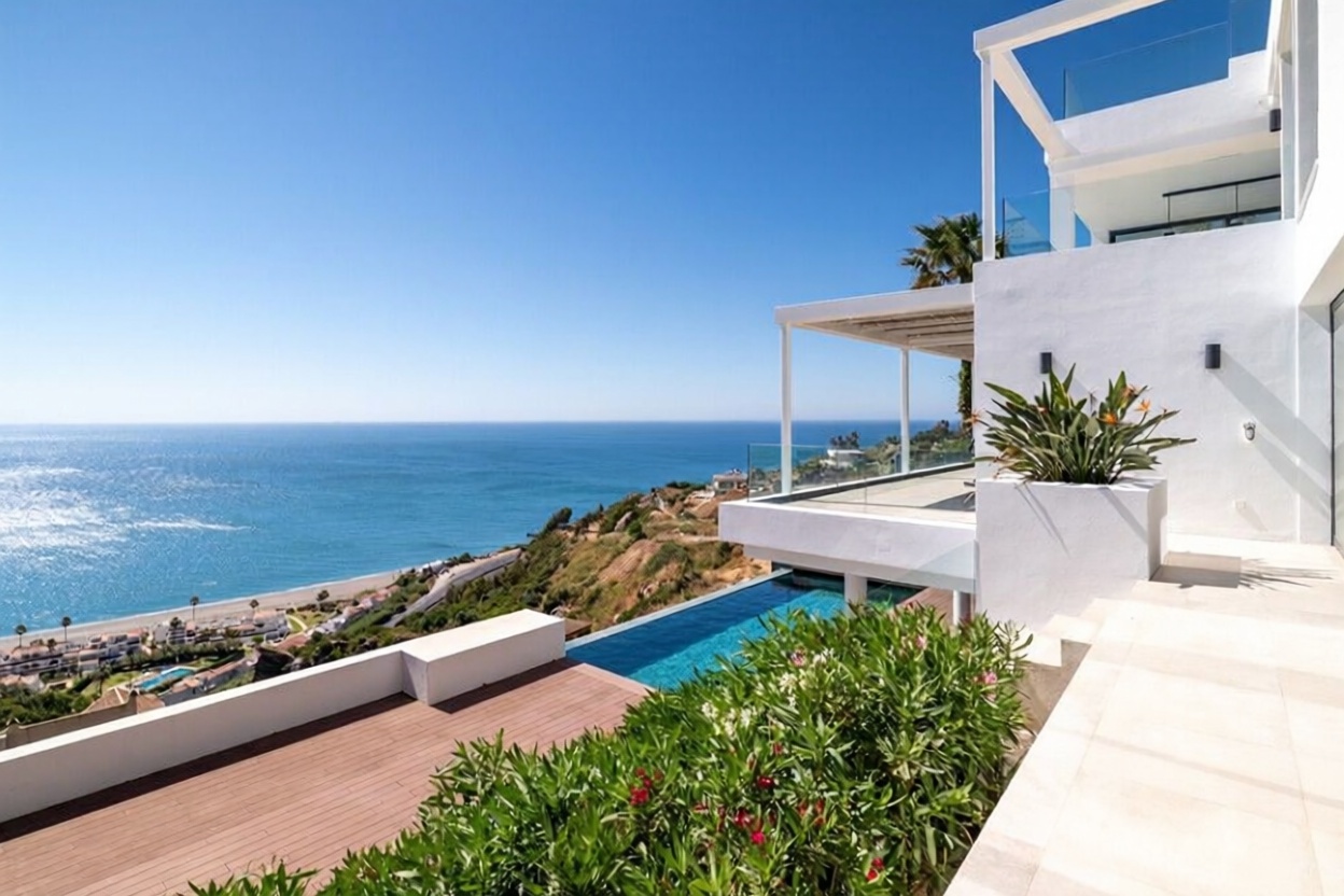 Chalet with direct beach access in Manilva — Sea terrace