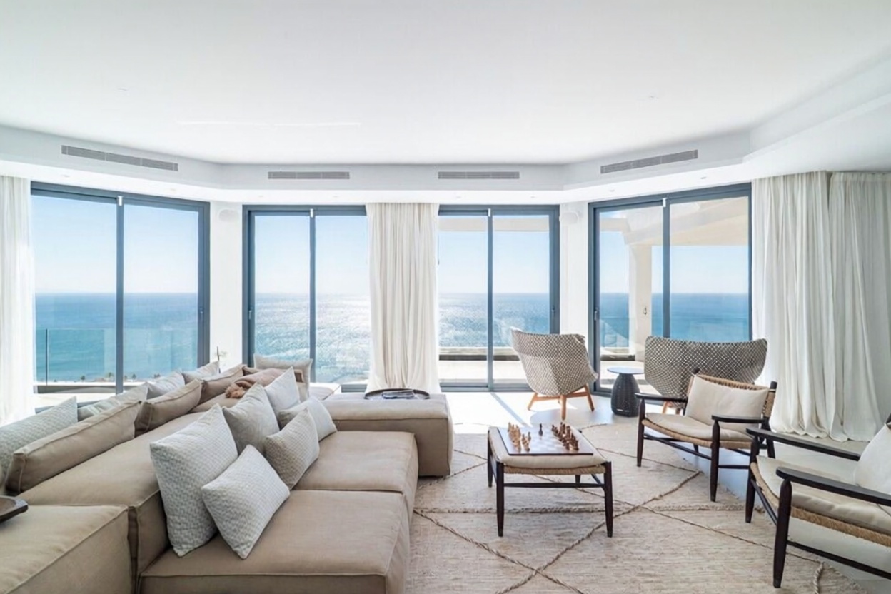 Chalet with direct beach access in Manilva — Living room