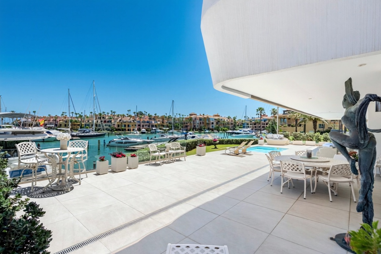Beachfront flat in Sotogrande — Sea terrace