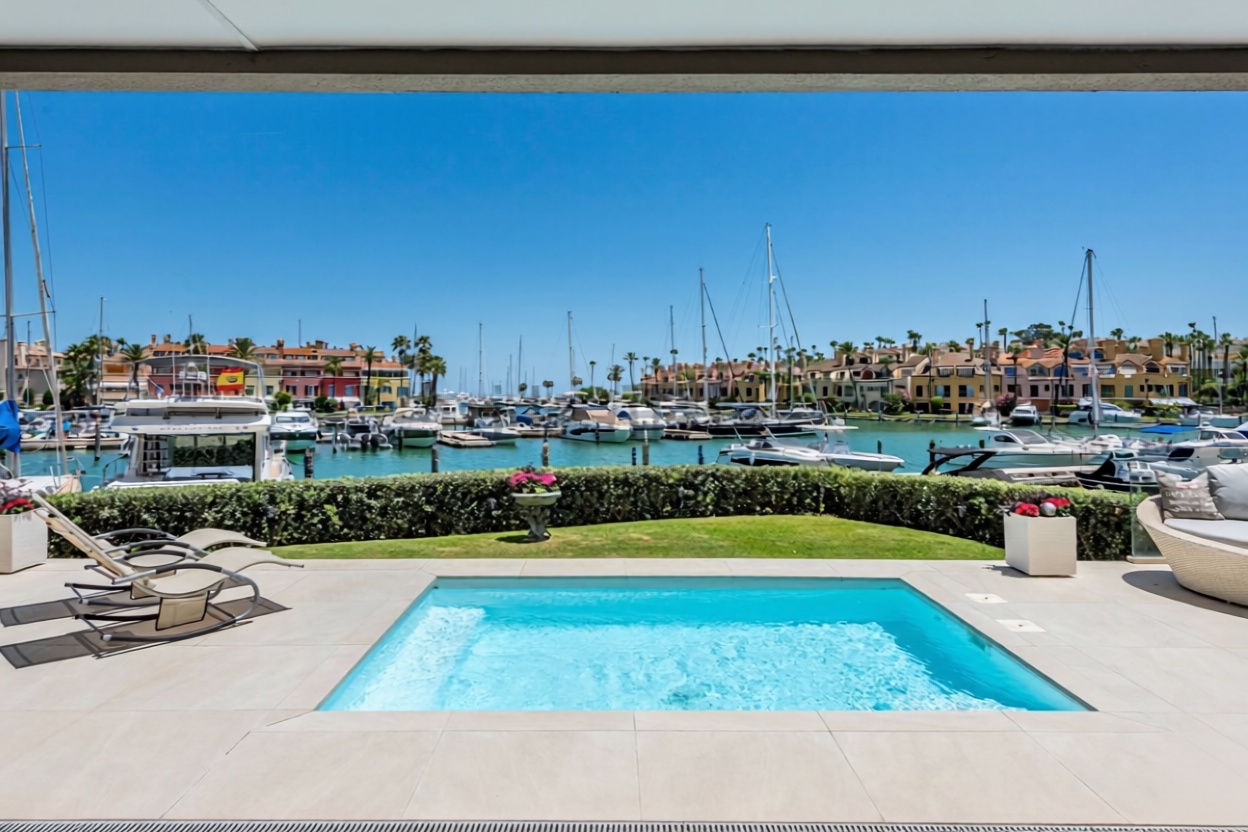 Beachfront flat in Sotogrande — Bedroom