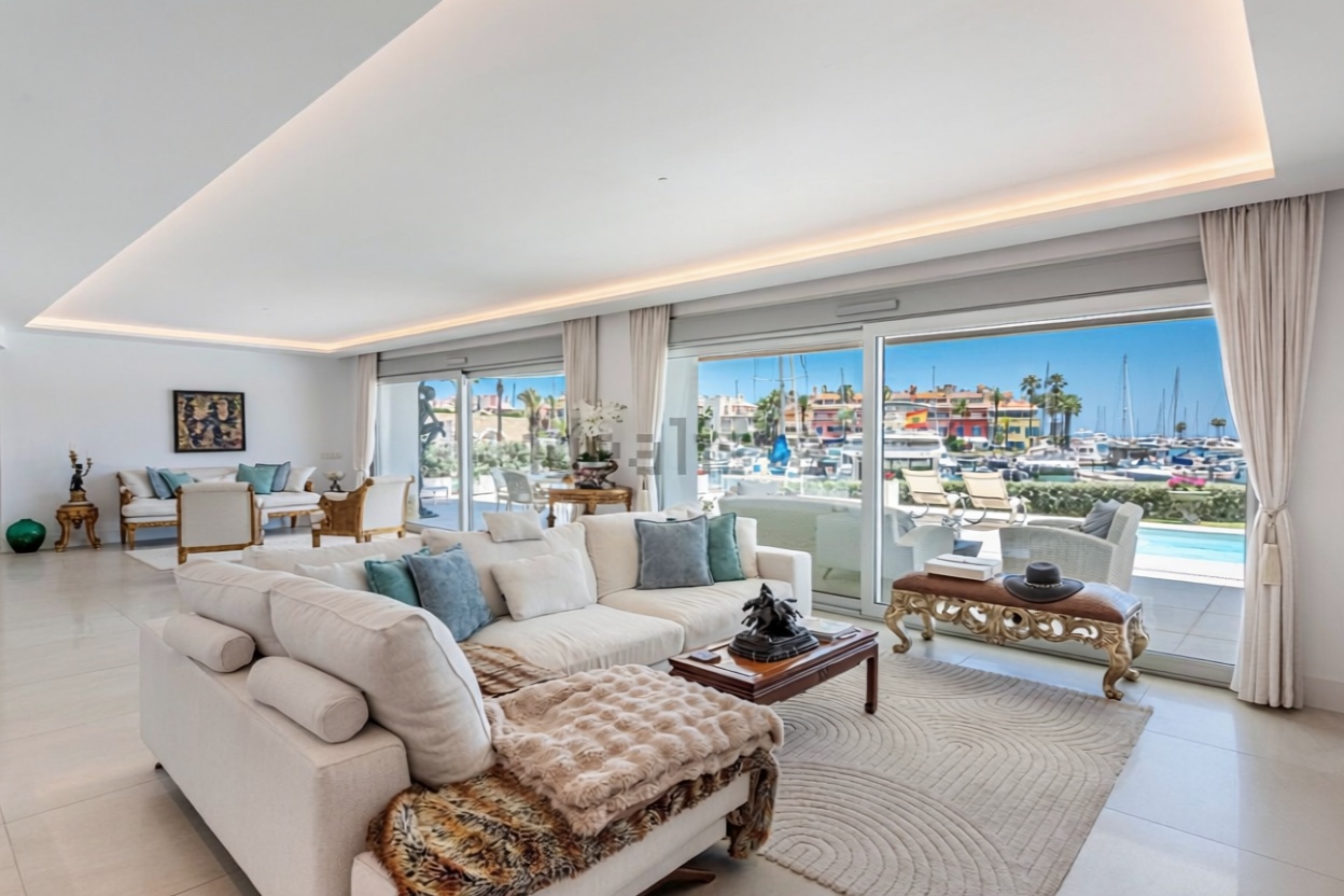 Beachfront flat in Sotogrande — Living room