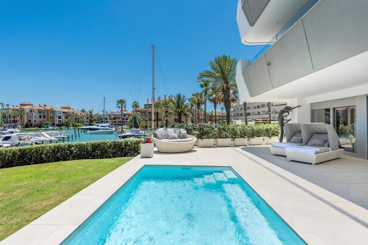 Beachfront flat in Sotogrande — Bedroom