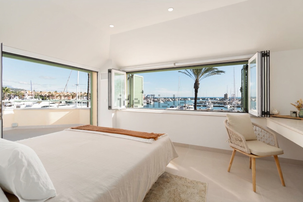 Beachfront flat in Sotogrande — Bedroom