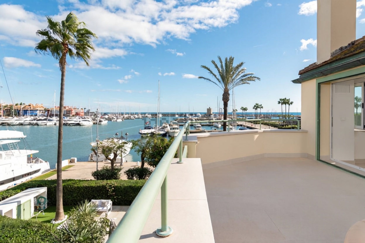 Beachfront flat in Sotogrande — Sea terrace