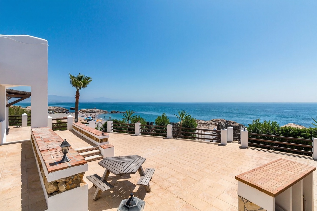 Chalet mit direkter Strandzugang in Manilva — Meerterrasse