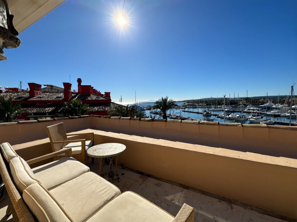 Appartement en attique en première ligne de mer à Sotogrande — Terrasse mer
