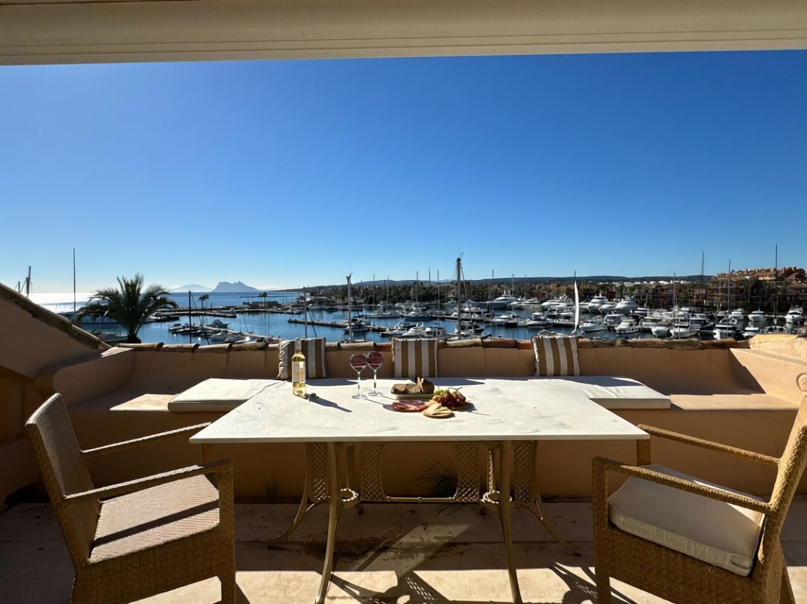 Appartement en attique en première ligne de mer à Sotogrande