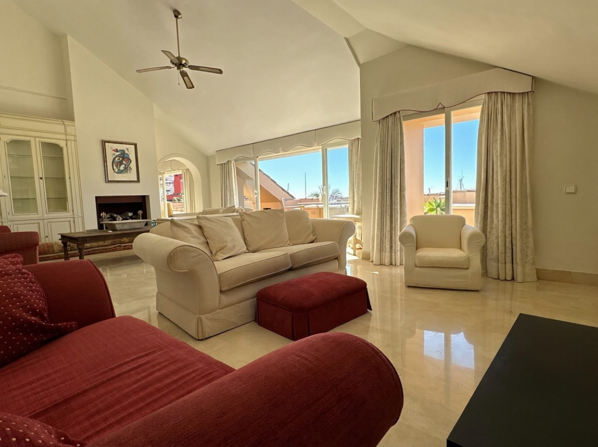 Appartement en attique en première ligne de mer à Sotogrande — Séjour