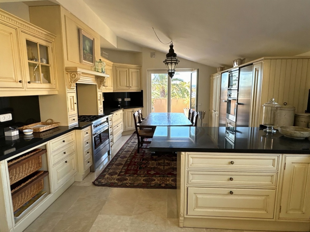 Appartement en attique en première ligne de mer à Sotogrande — Cuisine