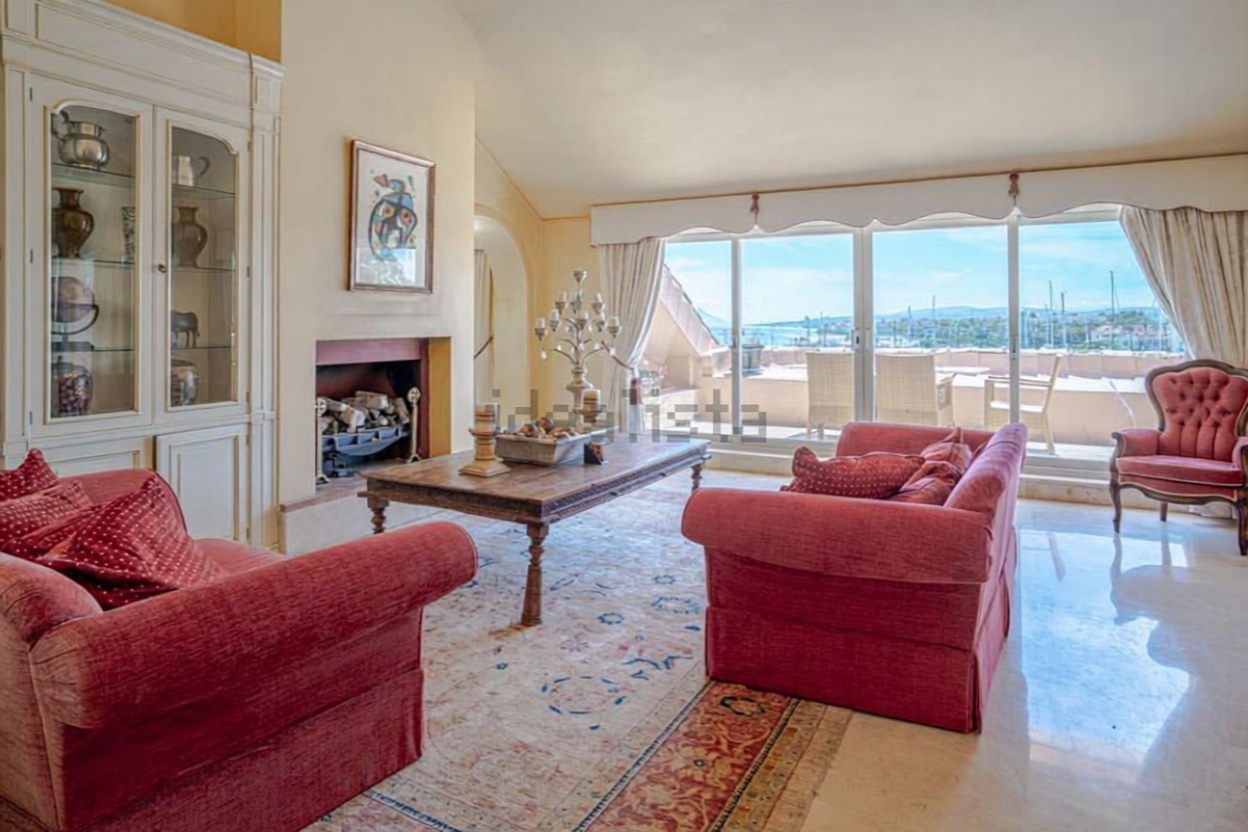 Appartement en attique en première ligne de mer à Sotogrande — Séjour