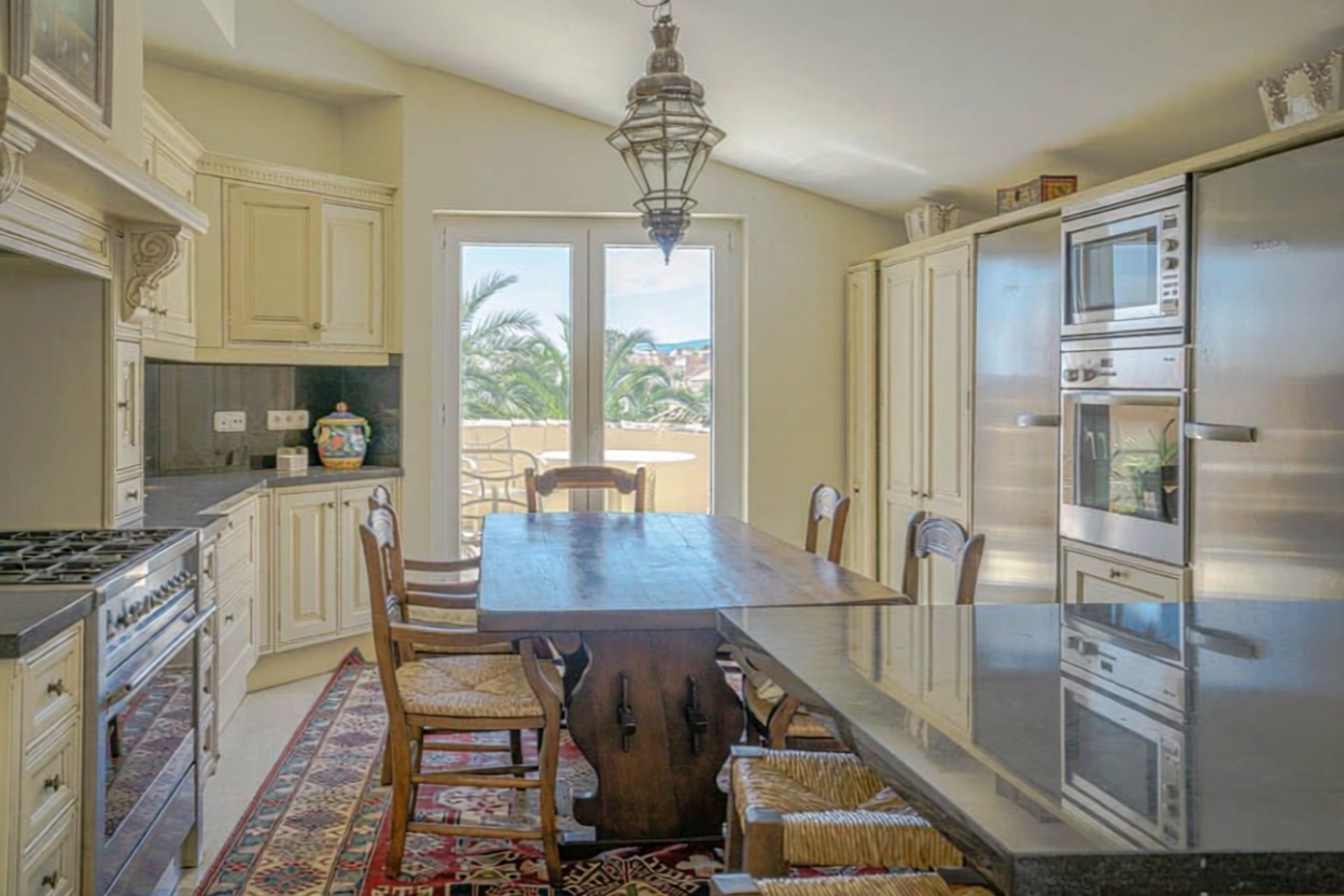Appartement en attique en première ligne de mer à Sotogrande — Cuisine