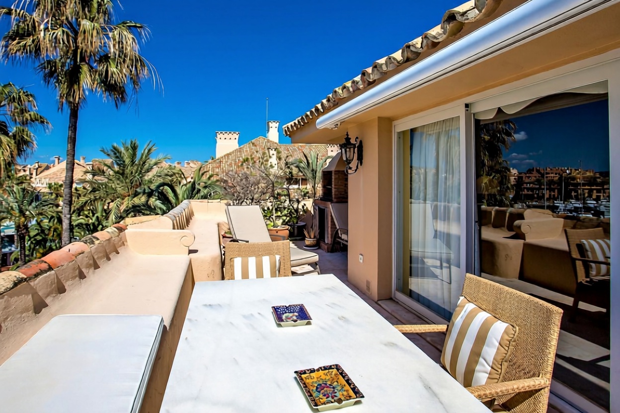 Appartement en attique en première ligne de mer à Sotogrande — Terrasse mer