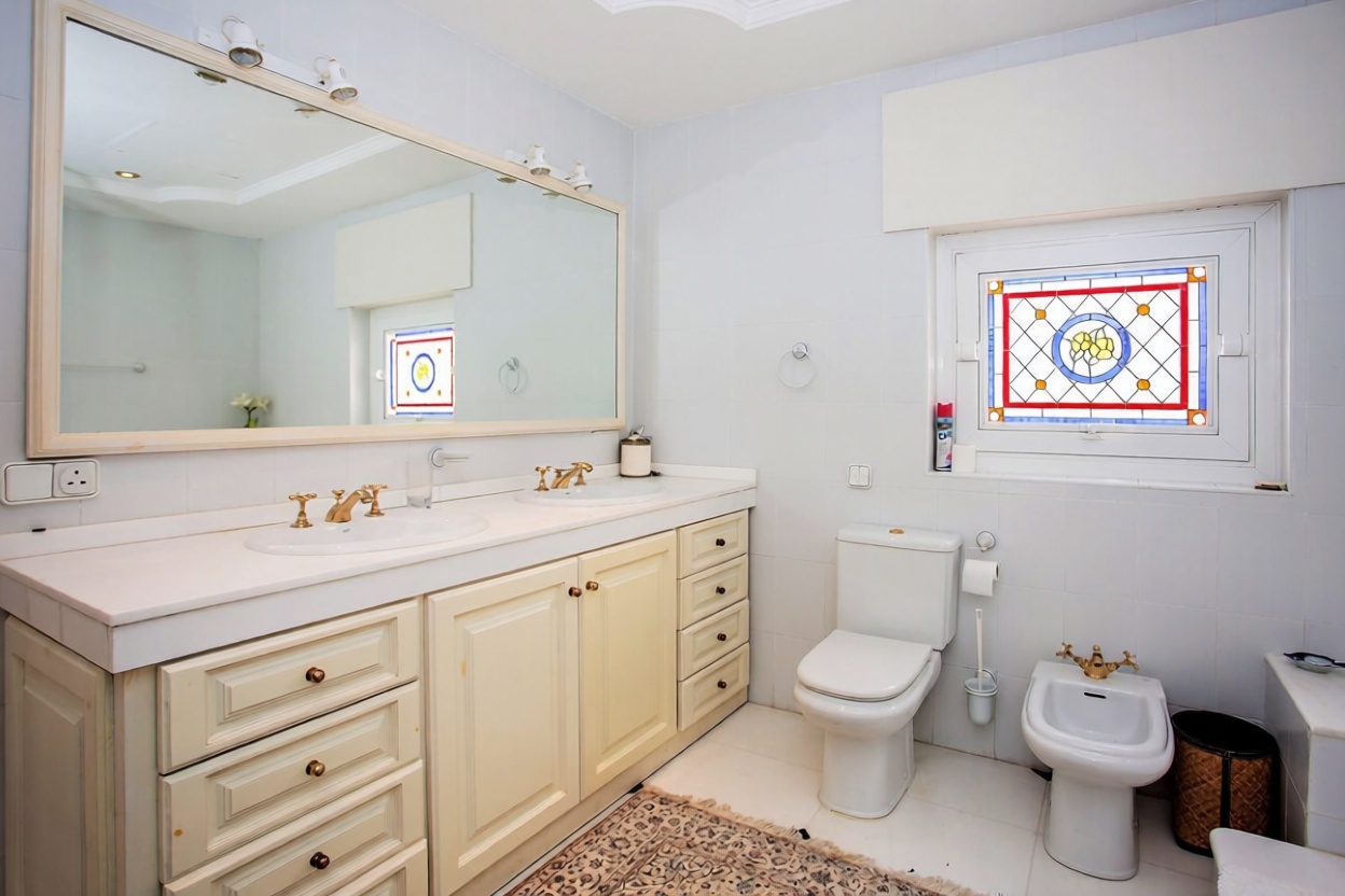 Appartement en attique en première ligne de mer à Sotogrande — Sanitaires
