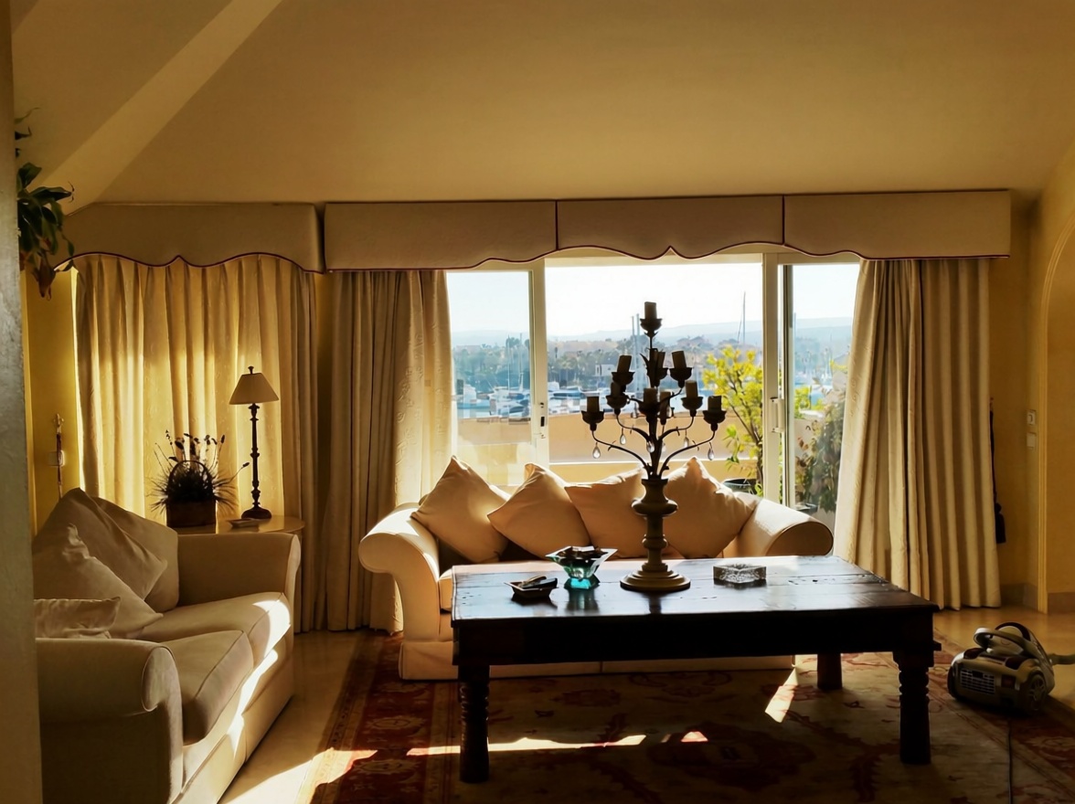 Appartement en attique en première ligne de mer à Sotogrande — Séjour