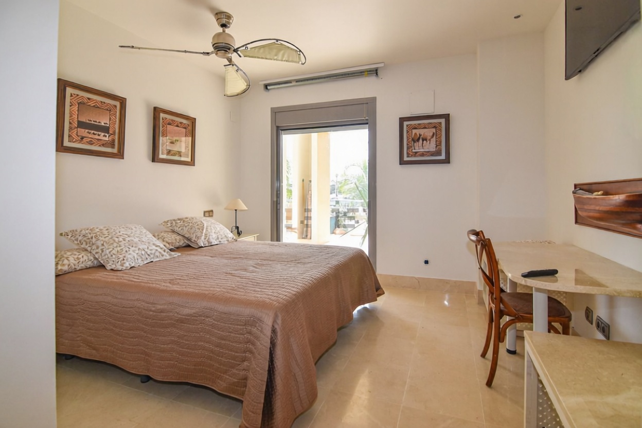Appartement en première ligne de plage à Sotogrande — Chambre