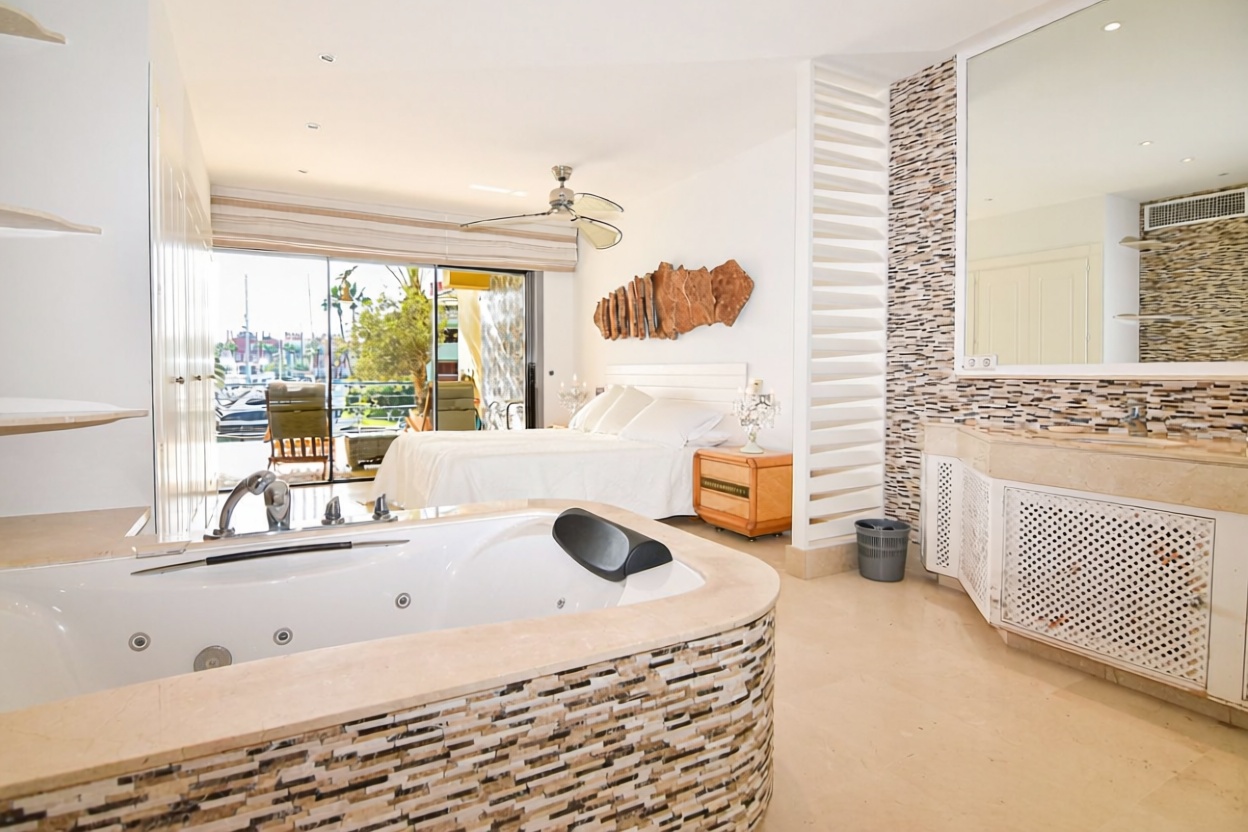 Appartement en première ligne de plage à Sotogrande — Chambre